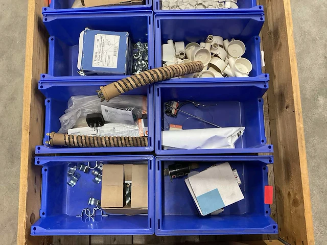 Partij installatiemateriaal - afbeelding 2 van  3