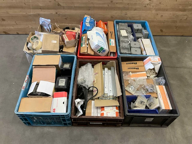 Partij installatiemateriaal - afbeelding 1 van  9