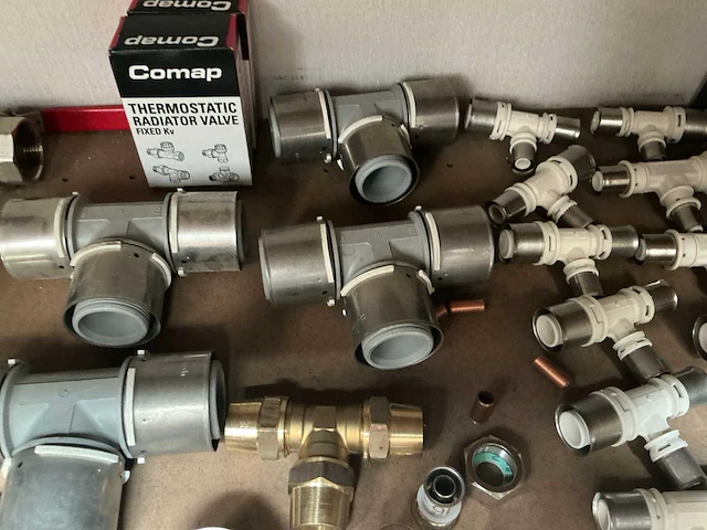 Partij installatiemateriaal - afbeelding 10 van  11