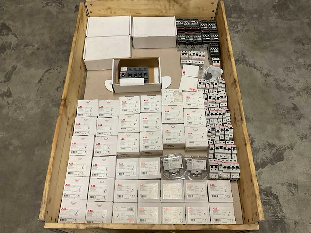 Partij installatiemateriaal - afbeelding 1 van  9