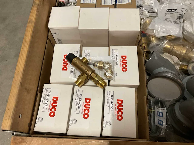 Partij installatiemateriaal - afbeelding 4 van  9