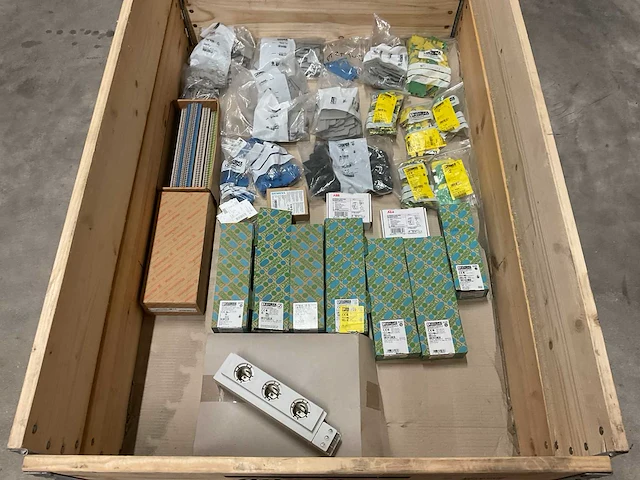 Partij installatiemateriaal - afbeelding 1 van  8