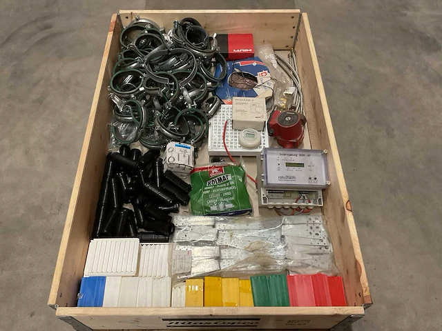 Partij installatiemateriaal - afbeelding 1 van  3