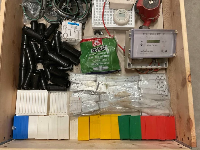 Partij installatiemateriaal - afbeelding 2 van  3
