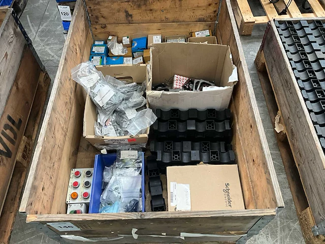Partij installatiemateriaal - afbeelding 1 van  6