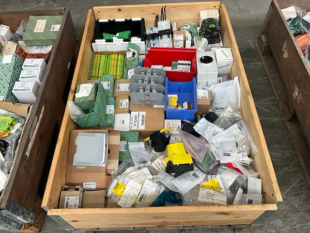 Partij installatiemateriaal - afbeelding 1 van  4