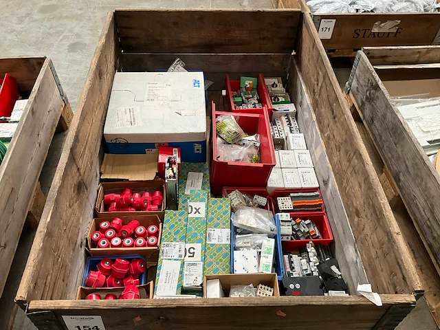 Partij installatiemateriaal - afbeelding 1 van  3