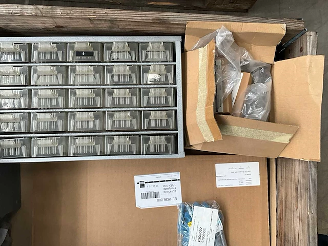 Partij installatiemateriaal - afbeelding 10 van  10