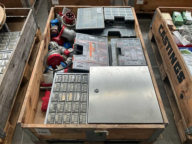Partij installatiemateriaal - afbeelding 1 van  4