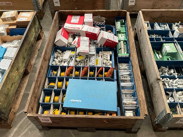 Partij installatiemateriaal - afbeelding 1 van  5