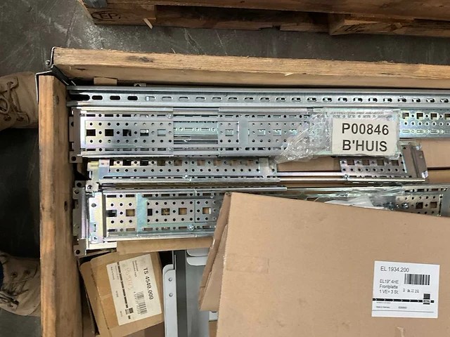 Partij installatiemateriaal - afbeelding 2 van  6