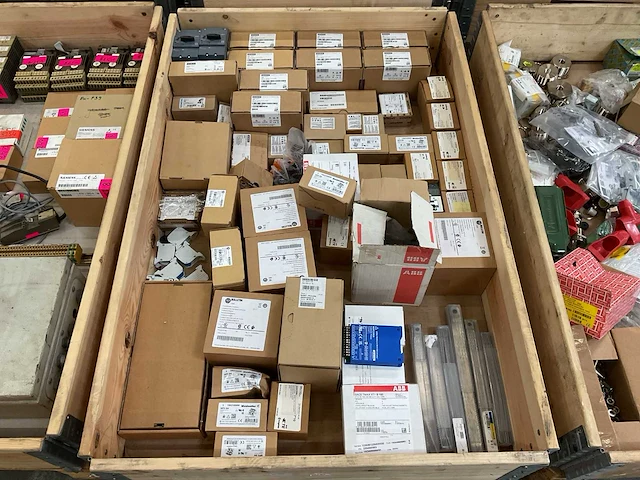 Partij installatiemateriaal - afbeelding 1 van  12