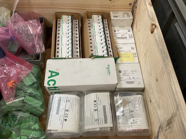 Partij installatiemateriaal - afbeelding 10 van  10
