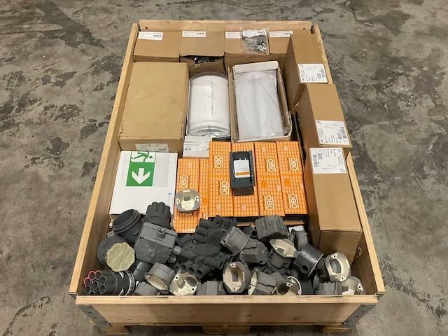 Partij installatiemateriaal - afbeelding 1 van  4