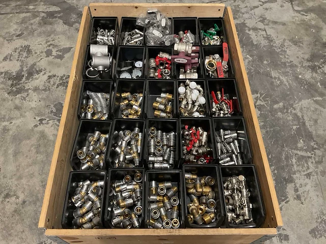 Partij installatiemateriaal - afbeelding 1 van  3