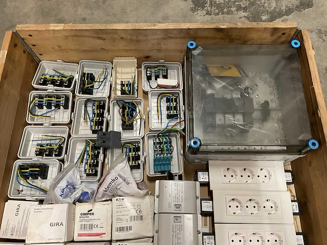 Partij installatiemateriaal - afbeelding 3 van  3