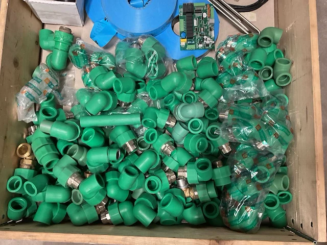 Partij installatiemateriaal - afbeelding 2 van  3