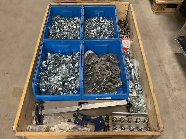 Partij installatiemateriaal - afbeelding 1 van  4