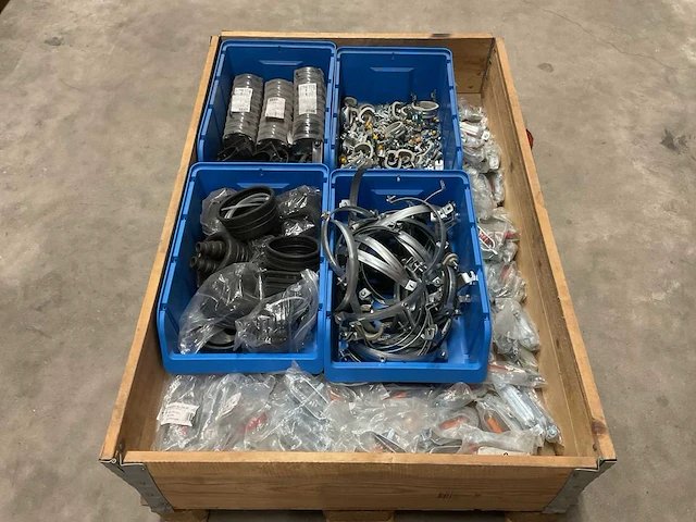 Partij installatiemateriaal - afbeelding 1 van  6
