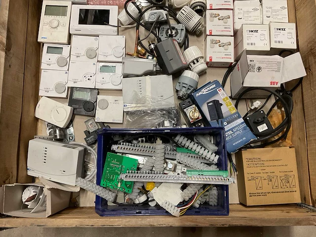 Partij installatiemateriaal - afbeelding 2 van  7