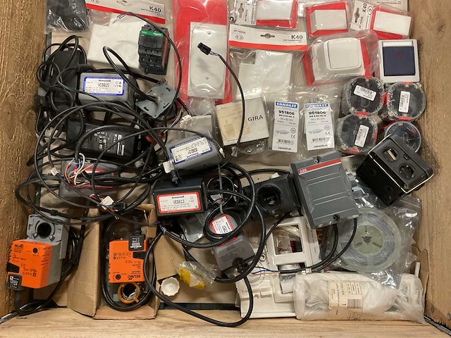 Partij installatiemateriaal - afbeelding 2 van  3