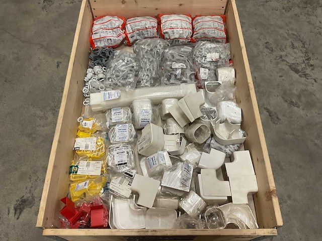 Partij installatiemateriaal - afbeelding 1 van  3