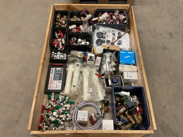 Partij installatiemateriaal - afbeelding 1 van  3