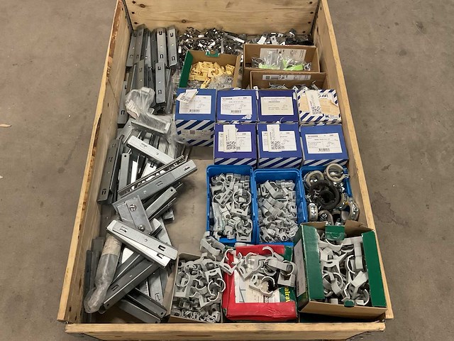 Partij installatiemateriaal - afbeelding 1 van  3