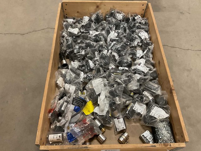 Partij installatiemateriaal - afbeelding 1 van  3