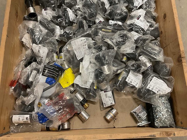 Partij installatiemateriaal - afbeelding 2 van  3