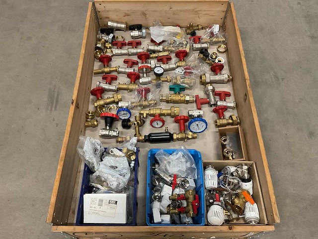 Partij installatiemateriaal - afbeelding 1 van  3