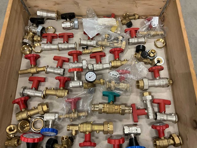 Partij installatiemateriaal - afbeelding 3 van  3