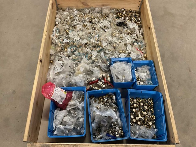 Partij installatiemateriaal - afbeelding 1 van  3