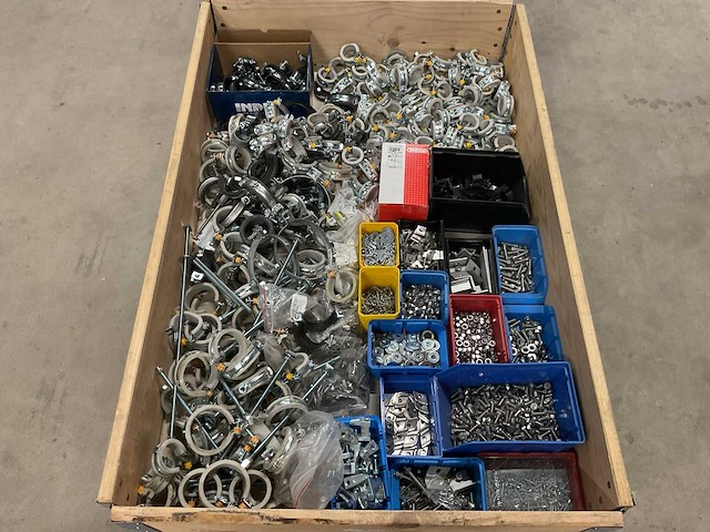 Partij installatiemateriaal - afbeelding 1 van  3