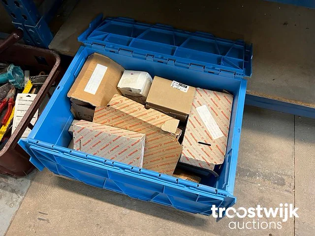 Partij installatiematerialen - afbeelding 1 van  9