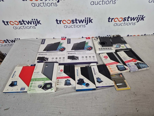 Partij ipad/tablet hoesjes (9x) en screenprotectors (2x) - afbeelding 1 van  1
