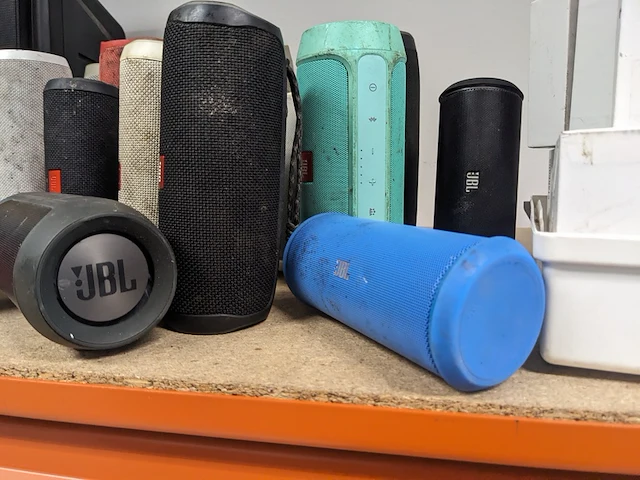Partij jbl boxen en airpods - afbeelding 13 van  16