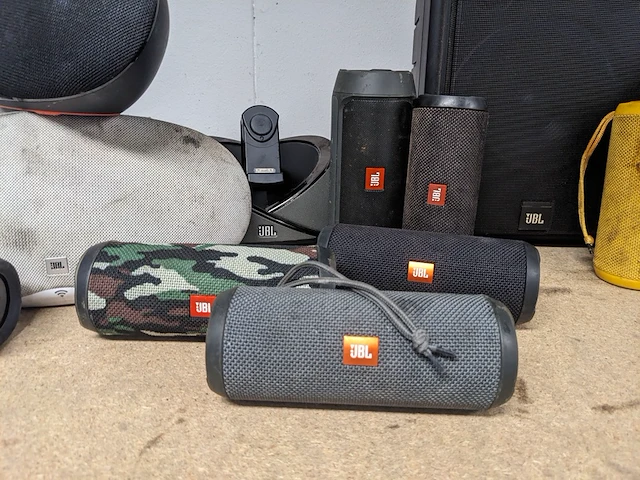 Partij jbl boxen en airpods - afbeelding 15 van  16