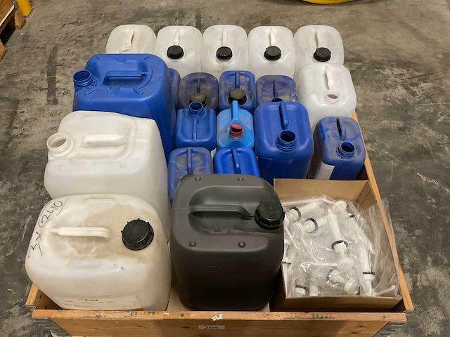 Partij jerrycans en emmer zeeppompen - afbeelding 1 van  2