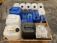 Partij jerrycans en emmer zeeppompen - afbeelding 1 van  2
