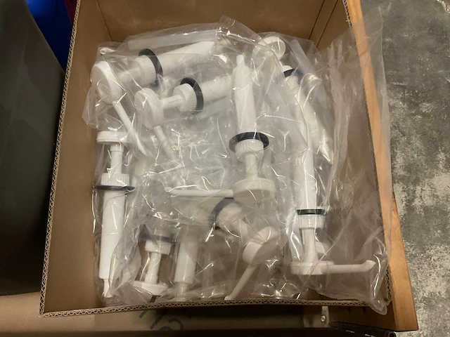Partij jerrycans en emmer zeeppompen - afbeelding 2 van  2