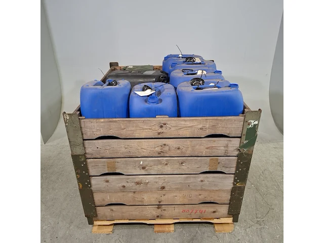 Partij jerrycans (leeg) - afbeelding 1 van  7