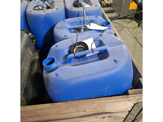 Partij jerrycans (leeg) - afbeelding 3 van  7