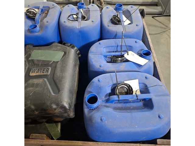 Partij jerrycans (leeg) - afbeelding 6 van  7
