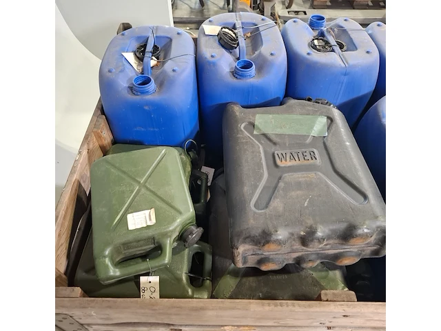 Partij jerrycans (leeg) - afbeelding 7 van  7