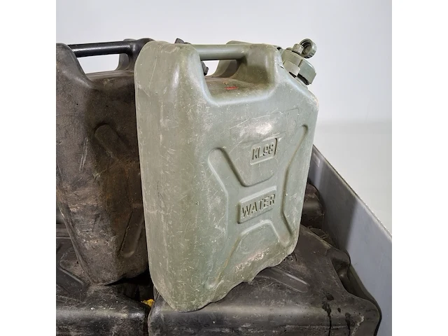 Partij jerrycans - afbeelding 5 van  8