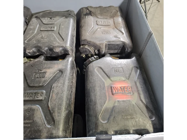 Partij jerrycans - afbeelding 6 van  8