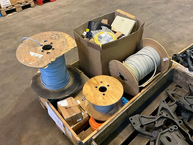 Partij kabels en installatie materiaal - afbeelding 1 van  11