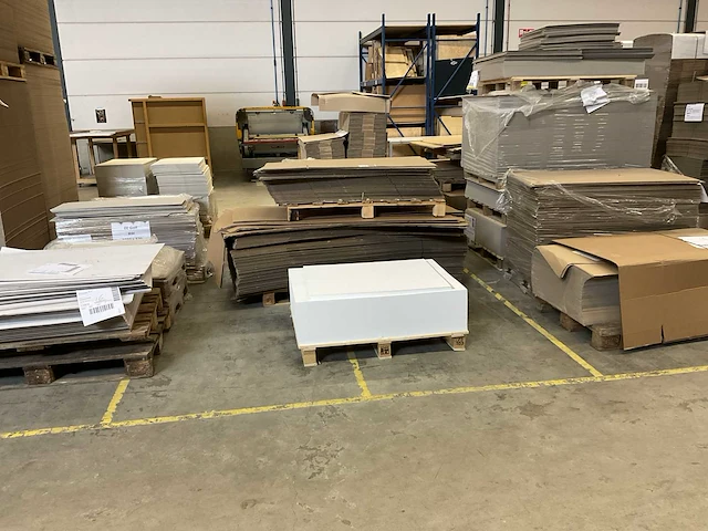 Partij karton, dozen en papier - afbeelding 1 van  16