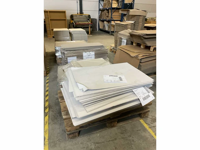 Partij karton, dozen en papier - afbeelding 9 van  16